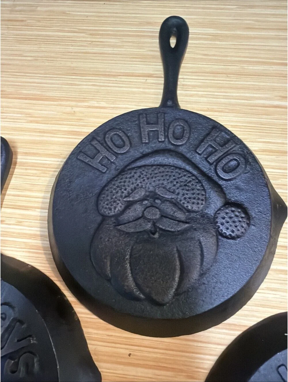 4 VTG Christmas House holiday Santa snowflake gingerbread Mini Cast Iron Skillet
